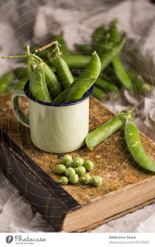 Frische Erbsen und Erbsenschoten Schalen & Schüsseln Tasse ökologisch Lebensmittel frisch grün Gesundheit Hülsenfrüchtler natürlich organisch roh Samen Gemüse