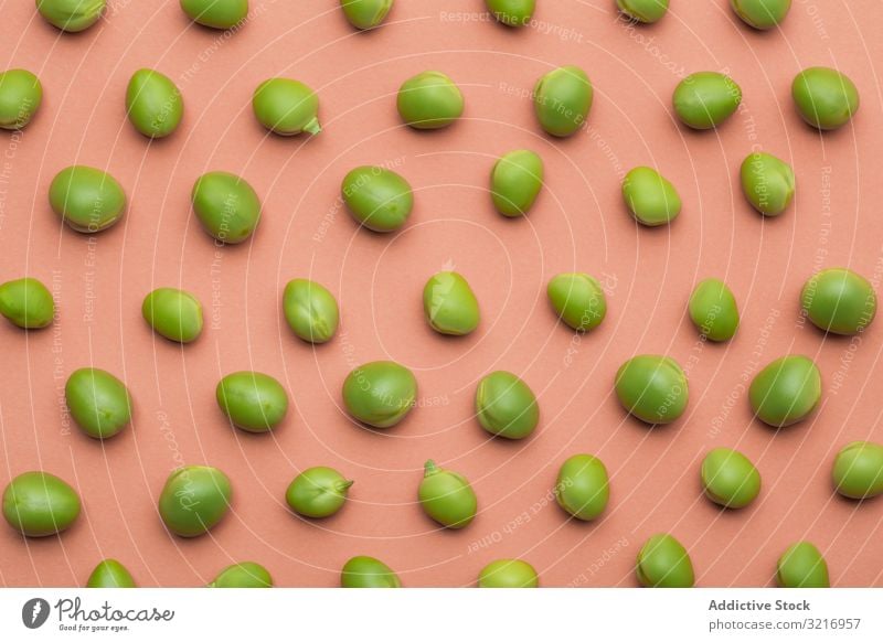 Satz Erbsen geordnet auf lachsfarbenem Hintergrund Clip ökologisch flache Verlegung Lebensmittel frisch grün Gesundheit Hülsenfrüchtler natürlich organisch roh