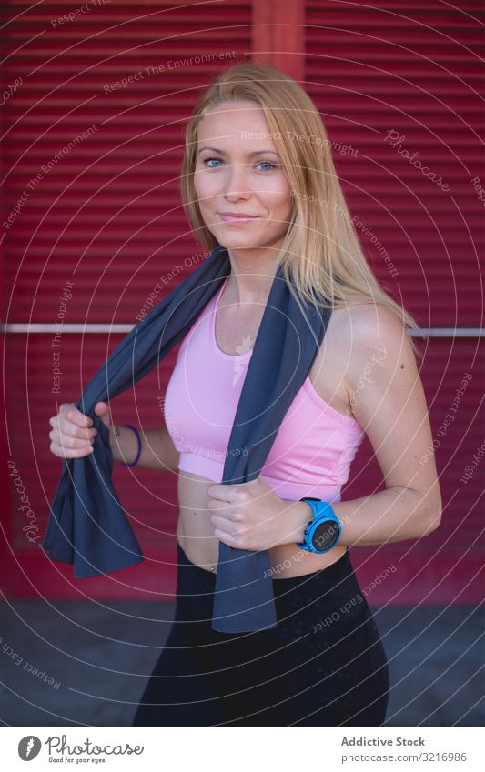 Frau ruht sich vom Laufen aus aktiv sportlich schön blond Körper Herz Kaukasier Übung Fitness Fitnessstudio Gesundheit joggen Lifestyle im Freien schlank Sport