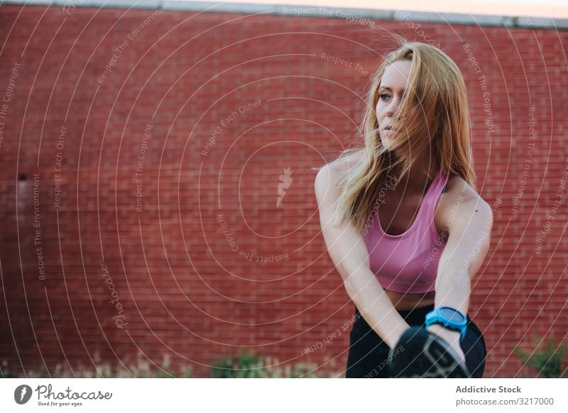 Frau dehnt sich nach dem Laufen aktiv sportlich schön blond Körper Herz Wellness Kaukasier Übung Fitness Fitnessstudio Gesundheit joggen Lifestyle im Freien