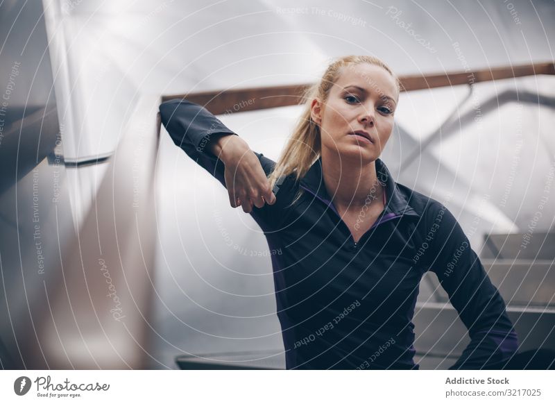 Porträt einer Frau mit Sportkleidung aktiv sportlich schön blond Körper Herz Kaukasier Übung Fitness Fitnessstudio Gesundheit joggen Lifestyle Metall Spiegel