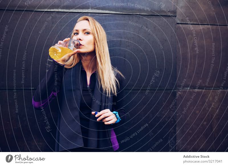 Frau trinkt isotonisches Getränk im Ruhezustand aktiv sportlich schön blond Körper Herz Kaukasier trinken Übung Fitness Fitnessstudio Gesundheit joggen