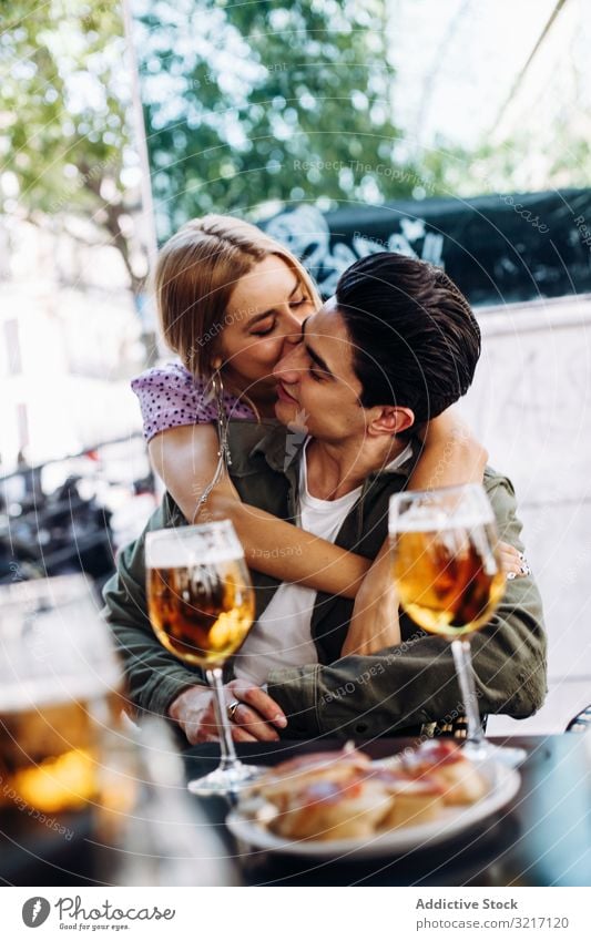 Glückliches junges Paar trinkt Getränke im Freien heiter Frau Mann genießend trinken erfrischend laufen Stadt Bier Freundin Liebe flirten Lifestyle Datierung