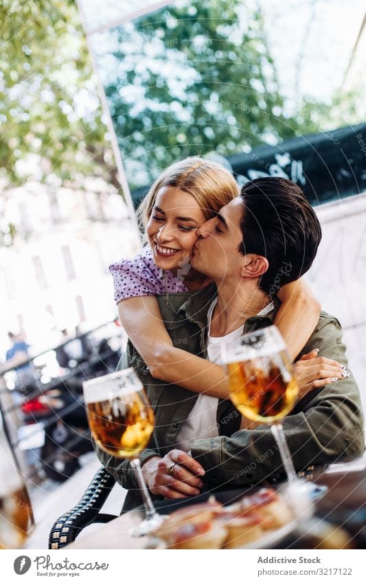 Glückliches junges Paar trinkt Getränke im Freien heiter Frau Mann genießend trinken erfrischend laufen Stadt Bier Freundin Liebe flirten Lifestyle Datierung