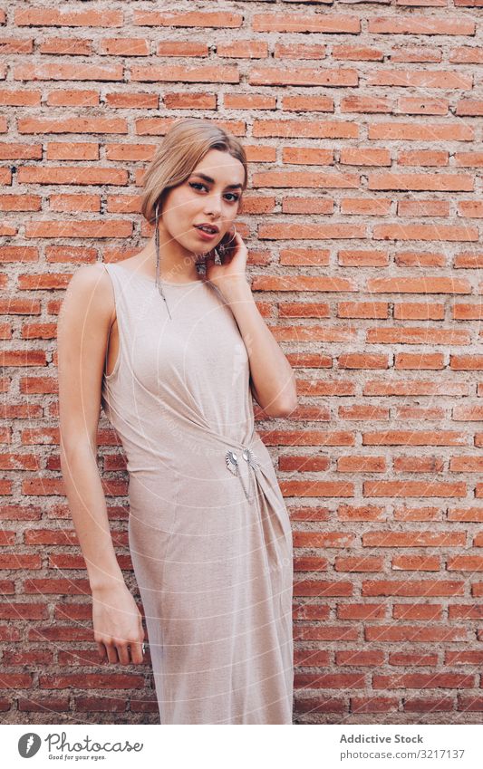 Porträt einer ungezwungenen jungen Frau attraktiv lässig Kleid Lehnen Baustein Wand Lifestyle Dame stylisch Stil hübsch trendy Person Kaukasier modern urban