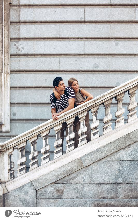 Junges Paar steht auf einer antiken Treppe an der Wand bewundernd jung alt Gebäude historisch attraktiv Liebe Frau Mann Romantik Partnerschaft Architektur
