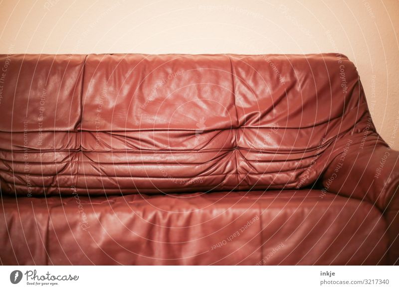 alt und knautschig Stil Häusliches Leben Wohnung Sofa hässlich braun altmodisch Falte Achtziger Jahre Neunziger Jahre Designermöbel Kunstleder Farbfoto