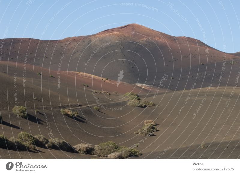 Landschaft im Timanfaya-Nationalpark. Lanzarote. Kanarische Inseln. Spanien. Berge u. Gebirge Natur Sand Hügel Gipfel Vulkan wüst natürlich trocken Kanaren