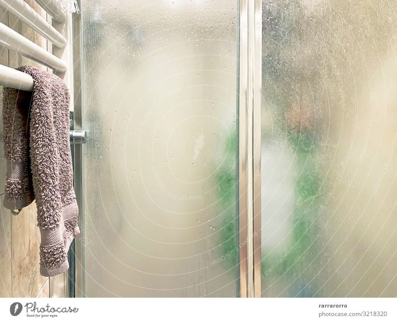 violettes Handtuch Wohnung Dekoration & Verzierung Möbel Badewanne Hütte Architektur Stoff Metall Stahl Tropfen glänzend modern nass Sauberkeit weiß Farbe