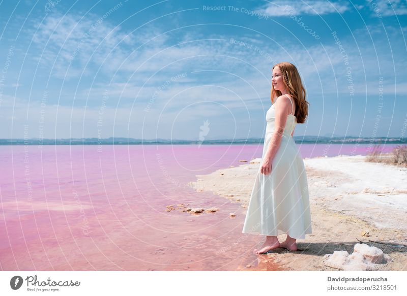 Seitenansicht von niedlichen Teenager Frau trägt Sommerkleidung auf rosa See jung Kochsalzlösung romantisch weiß Tourismus Glück allein MEER farbenfroh Natur