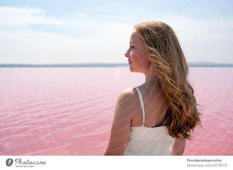 Seitenansicht von niedlichen Teenager-Frau trägt Sommerkleider stehen auf einer erstaunlichen rosa See jung romantisch weiß Sommersprossen Glück allein MEER