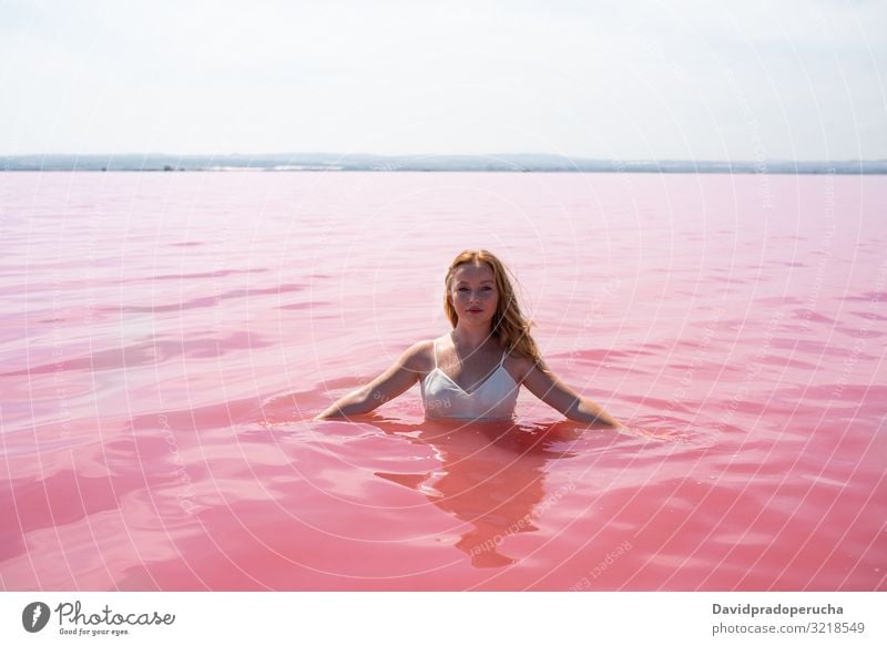 niedlichen Teenager-Mädchen trägt weißes Kleid im Wasser eines erstaunlichen rosa See Frau schlendern salzig Harmonie Stimmung romantisch Frieden