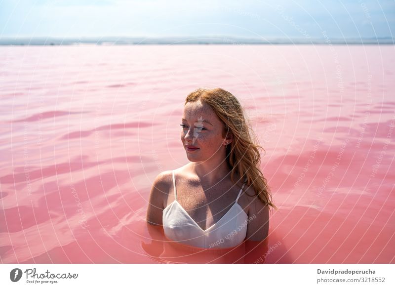 niedlichen Teenager-Mädchen trägt weißes Kleid im Wasser eines erstaunlichen rosa See Frau schlendern salzig Harmonie Stimmung romantisch Frieden