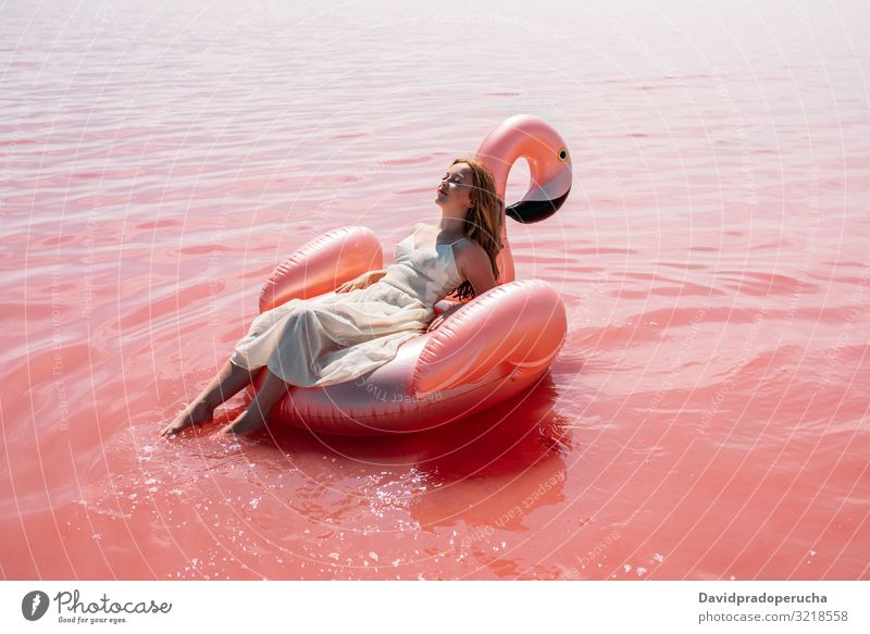 Schöne Frau liegt auf aufblasbarem Schwimmer Matratze auf rosa Meer Strand sich[Akk] entspannen Natur schön sonnig niedlich jung MEER Paradies Salz
