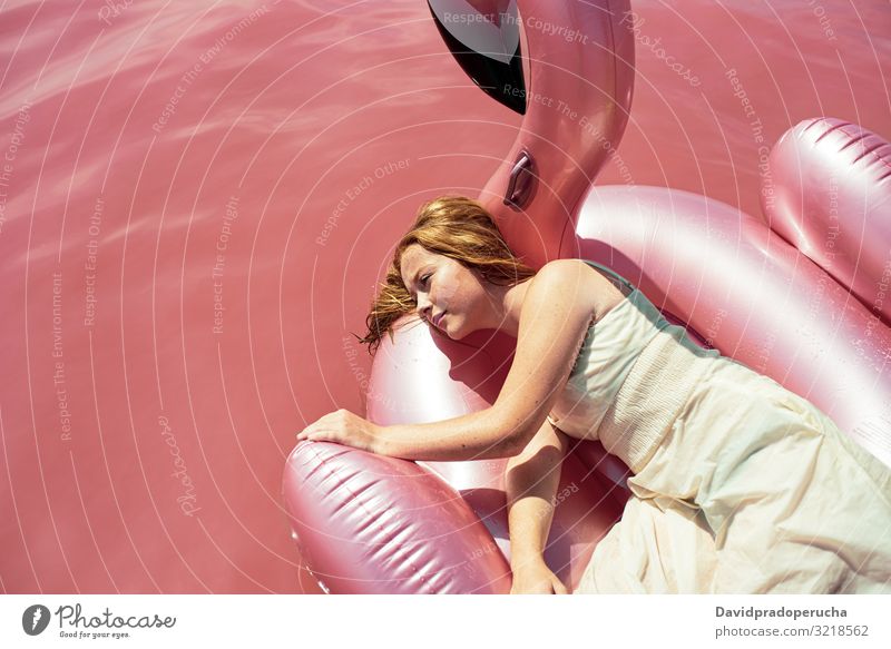 Schöne Frau liegt auf aufblasbarem Schwimmer Matratze auf rosa Meer Strand sich[Akk] entspannen Natur schön sonnig niedlich jung MEER Paradies Salz