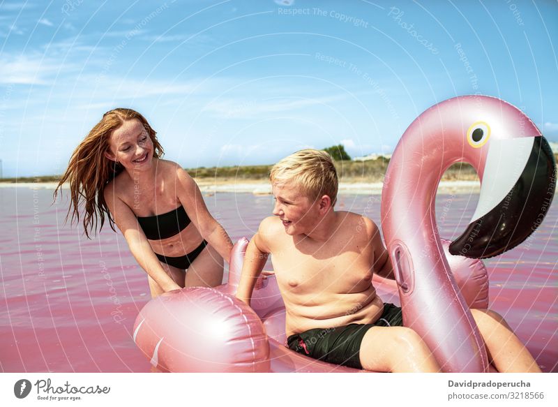 Schöne Frau liegt auf aufblasbarem Schwimmer Matratze auf rosa Meer Strand sonnig jung MEER Spanien Wasser Sommer im Freien Textfreiraum Lifestyle See