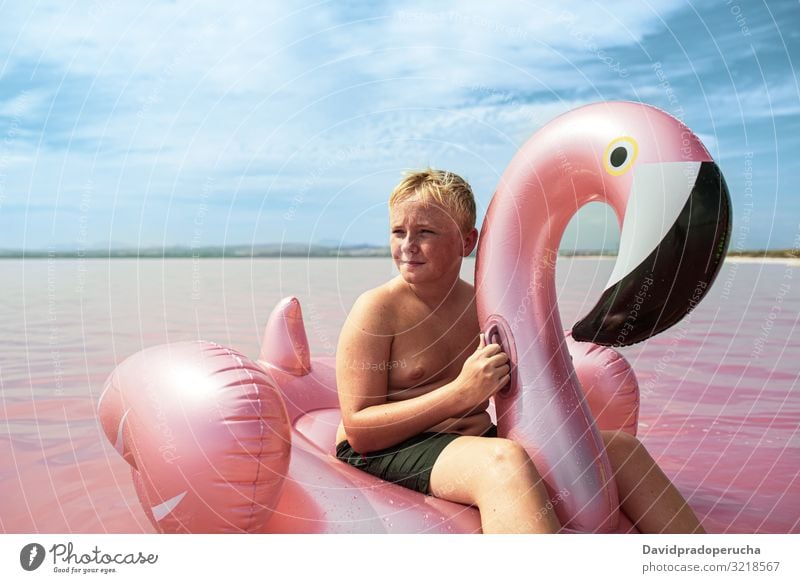 Schöne Frau liegt auf aufblasbarem Schwimmer Matratze auf rosa Meer Strand sonnig jung MEER Spanien Wasser Sommer im Freien Textfreiraum Lifestyle See