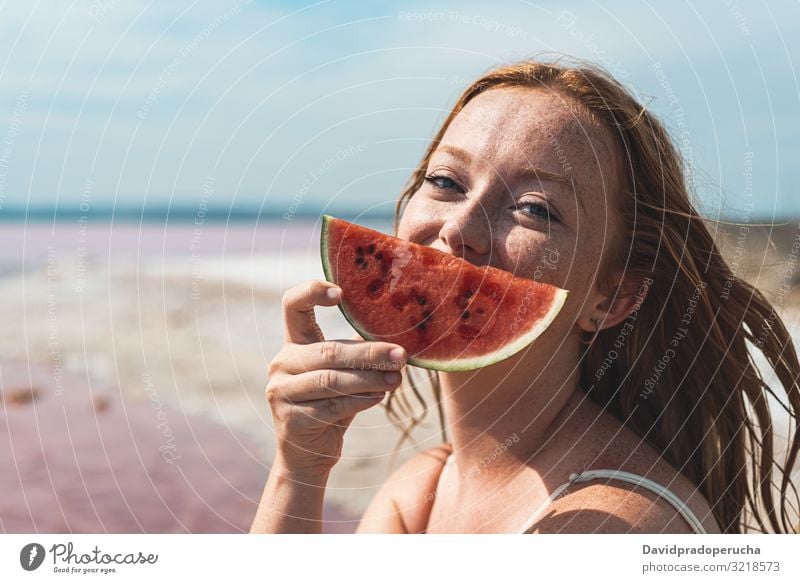 niedlichen Teenager Frau bedeckt Gesicht mit Wassermelone lächelnd Porträt roter Kopf in die Kamera schauen Ingwer hübsch Fröhlichkeit Spanien Sommersprossen