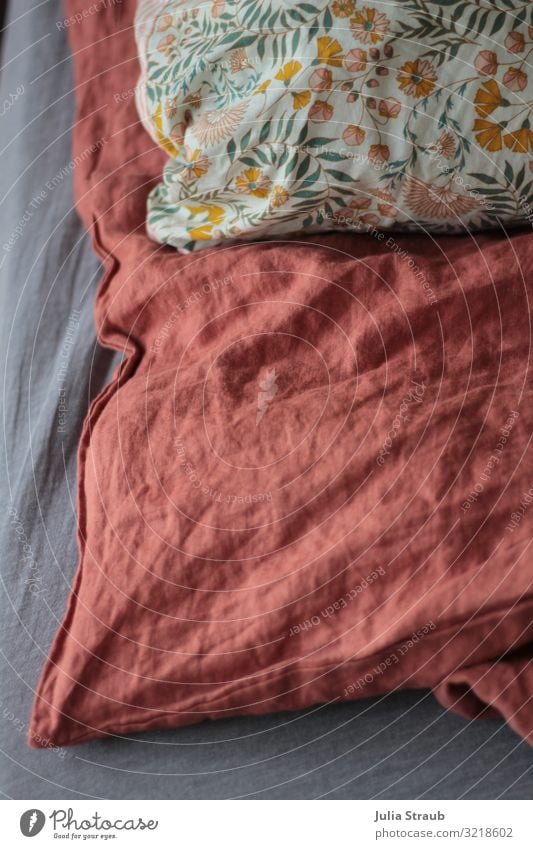 Gute Nacht Bettdecke Bett Kissen Schlafzimmer kuschlig schön Wärme grau Erholung Häusliches Leben Blumenmuster türkis gelbgold rotbraun Kopfkissen Bettwäsche