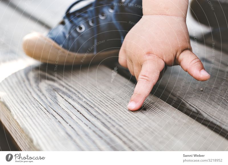 Entdecken 1 Mensch maskulin Kind Kleinkind Junge Kindheit Hand 1-3 Jahre Fuß Schuhe blau entdecken zeigen Zeigefinger Daumen Farbfoto mehrfarbig Außenaufnahme