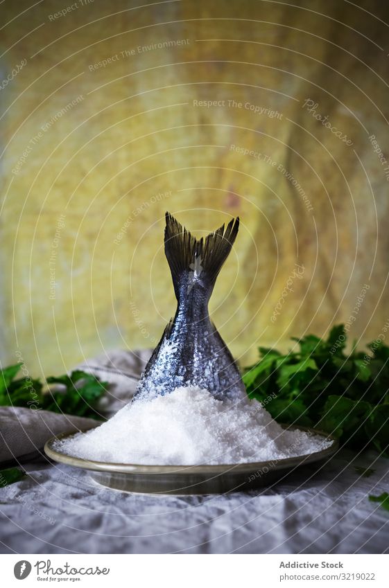 Roher Fisch in Salz in der Nähe von Kräutern roh Petersilie Vorhang Lebensmittel Küche Feinschmecker Rezept Essen zubereiten Meeresfrüchte Mahlzeit Speise