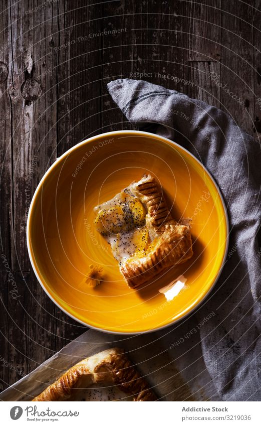 Kuchenstück auf Schüssel Spielfigur Pasteten Schalen & Schüsseln Saucen Kräuterbuch Tisch Serviette rustikal Schneebesen Dessert Speise Gebäck geschmackvoll
