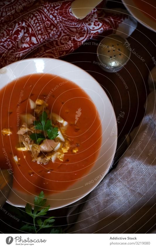 Schalen mit frischer Tomatensuppe Gazpacho Suppe Schalen & Schüsseln Petersilie Tisch Serviette Lebensmittel Mahlzeit Küche Gesundheit Veganer Abendessen