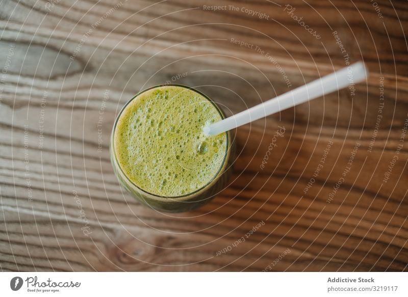 Köstlicher grüner Smoothie mit Schaumstoff im Glas Feinschmecker schaumig selbstgemacht Kiwi organisch Ernährung geschmackvoll Öko-Lebensmittel trinken exotisch