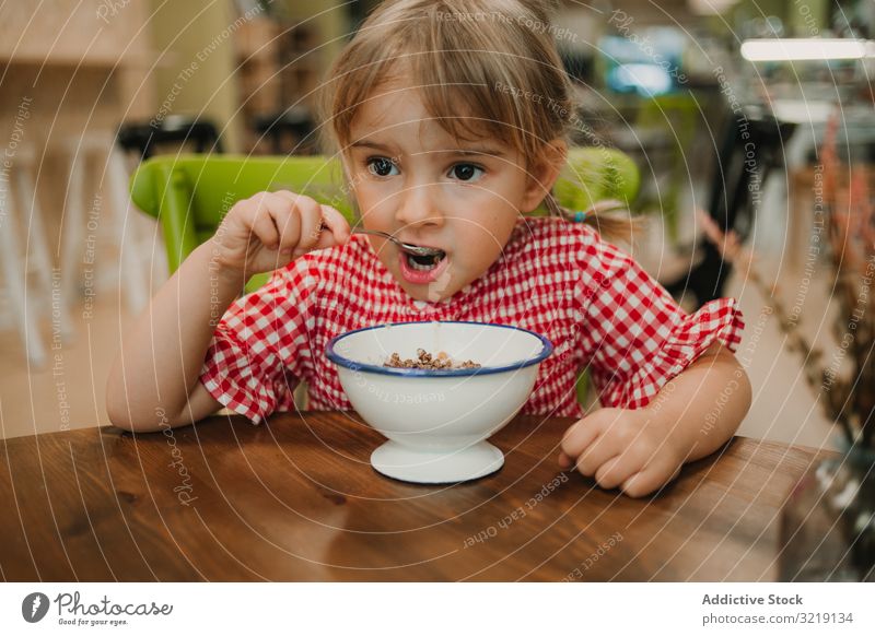Mädchen isst mit der Hand aus weißer Schüssel Schalen & Schüsseln Feinschmecker selbstgemacht organisch Ernährung geschmackvoll Frühstück erfrischend roh
