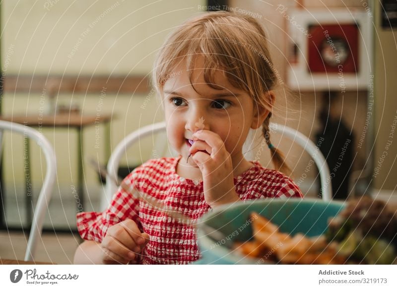 Mädchen isst mit der Hand aus blauer Schüssel Schalen & Schüsseln Feinschmecker selbstgemacht organisch Ernährung geschmackvoll erfrischend roh bezaubernd