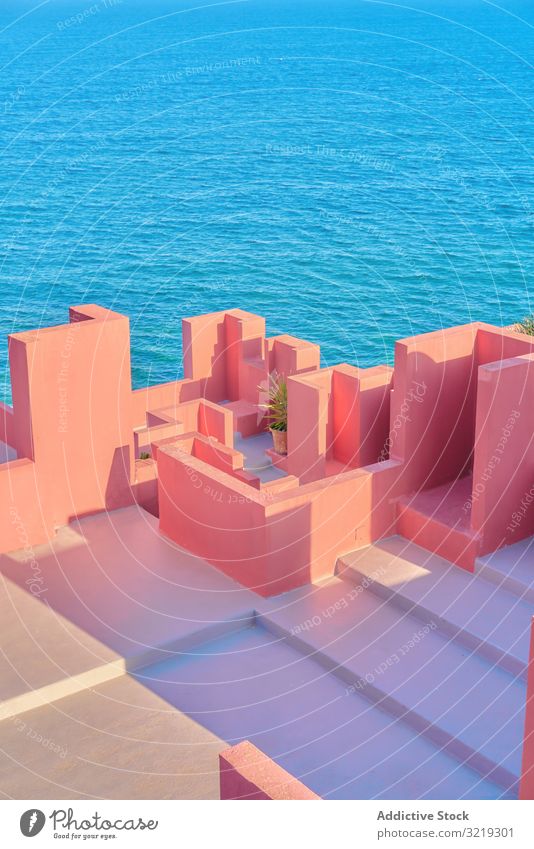 Rosa Wandkonstruktion gegen blaues Meer rosa Architektur Gebäude geometrisch MEER Konstruktion Struktur urban Fassade abstrakt Himmel Irrgarten Öffentlich