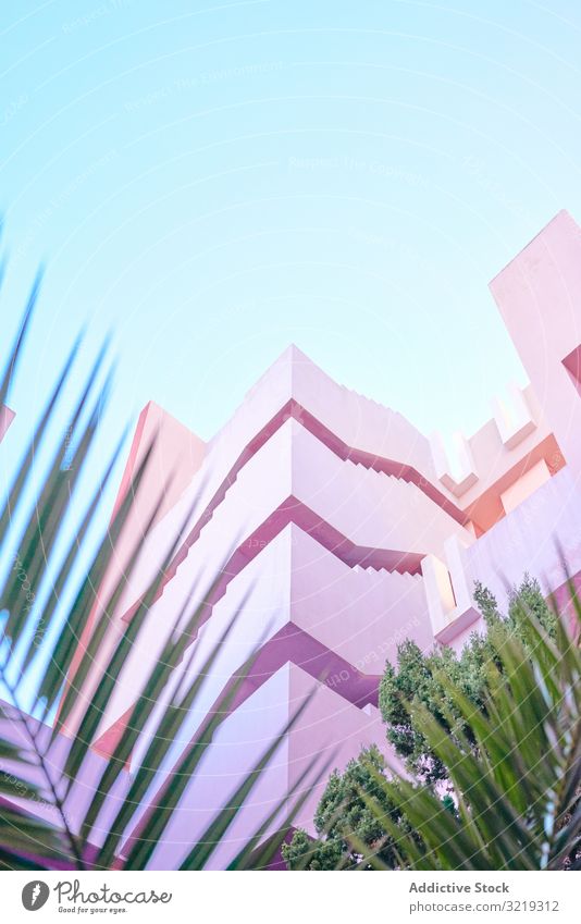 Rosa Konstruktion mit Treppen und Fußböden Gebäude Struktur geometrisch Architektur urban Fassade Stadtzentrum Zentrum Wand abstrakt Himmel Öffentlich