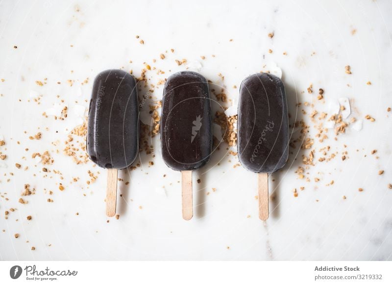 Drei Schokoladen-Eis am Stiel Speiseeis Vanille Mandel Sahne Hintergrund Sommer Dessert lecker kleben Lebensmittel braun süß kalt geschmackvoll Geschmack