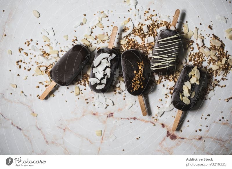 Verschiedene Schokoladen-Eis am Stiel Speiseeis Vanille Mandel Sahne Hintergrund Sommer Dessert lecker kleben Lebensmittel braun süß kalt geschmackvoll