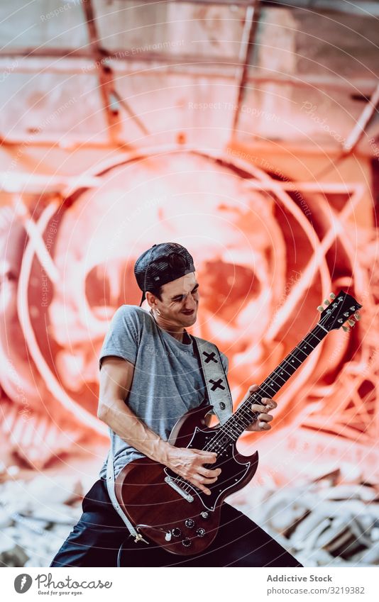 Musiker, der E-Gitarre spielt Mann Grunge elektrisch auflehnen Metall Instrument Entertainment Verlassen spielen Graffiti Schädel männlich Lifestyle Künstlerin