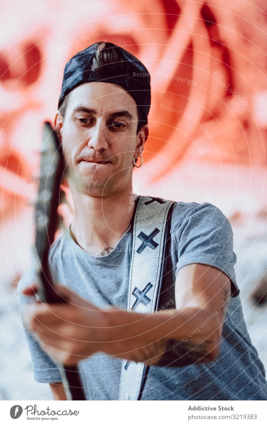 Musiker, der E-Gitarre spielt Mann Grunge elektrisch auflehnen Metall Instrument Entertainment Verlassen spielen Graffiti Schädel männlich Lifestyle Künstlerin