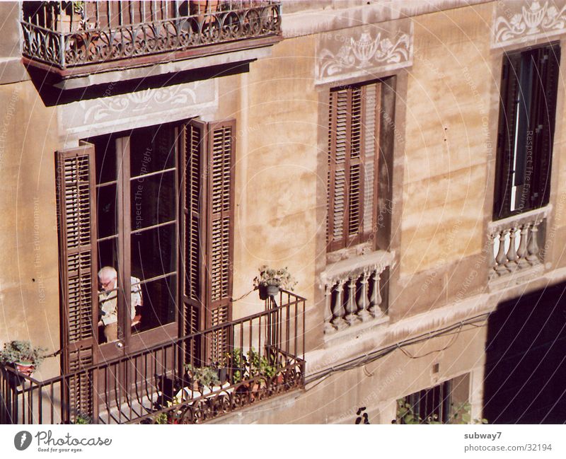 Nachbar Ruhestand Senior Fenster Barcelona Spanien Haus Stadt Fassade Balkon Altbau Fensterscheibe Mann Langeweile der Ältere haus und grundstück