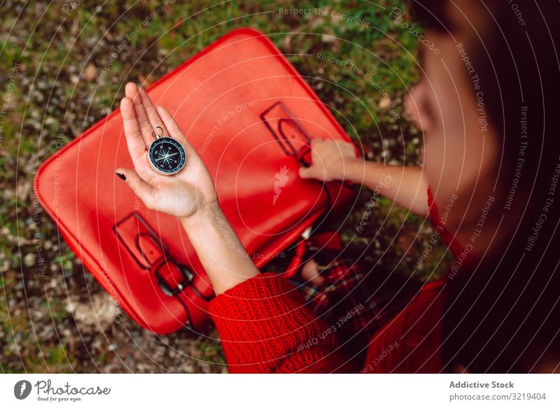 Frau mit rotem Koffer auf Bodenkontrollkompass Kompass Ausflugsziel Orientierungslauf Gepäck Verpackung Urlaub reisen jung Feiertag Örtlichkeit Schifffahrt