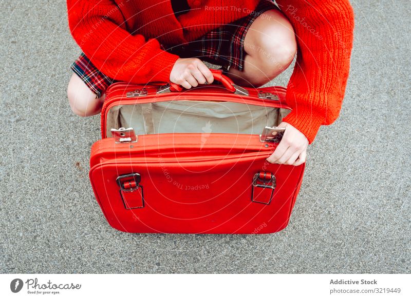Frau öffnet Koffer auf der Straße rot reisen stylisch Gepäck Tierhaut schön Tasche Freiheit allein urban Ausflug Reise Buchse Genuss Vergnügen Model Tourist
