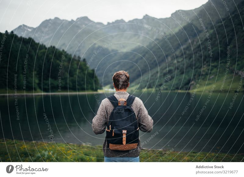 Anonymer Mann genießt Berglandschaft und See Berge u. Gebirge Tourist Natur reisen Landschaft Bergkette genießend Ausflug Freizeit Gipfel männlich anketten