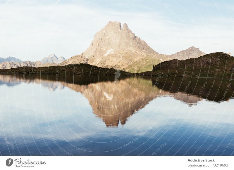 Malerische Aussicht auf den See im Berggebiet Pyrenäen Rasen reisen Berge u. Gebirge malerisch Gegend schön Windstille steinig sonnig Tag Wasser Landschaft