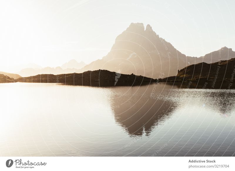 Malerische Aussicht auf den See im Berggebiet Pyrenäen Rasen reisen Berge u. Gebirge malerisch Gegend schön Windstille steinig sonnig Tag Wasser Landschaft