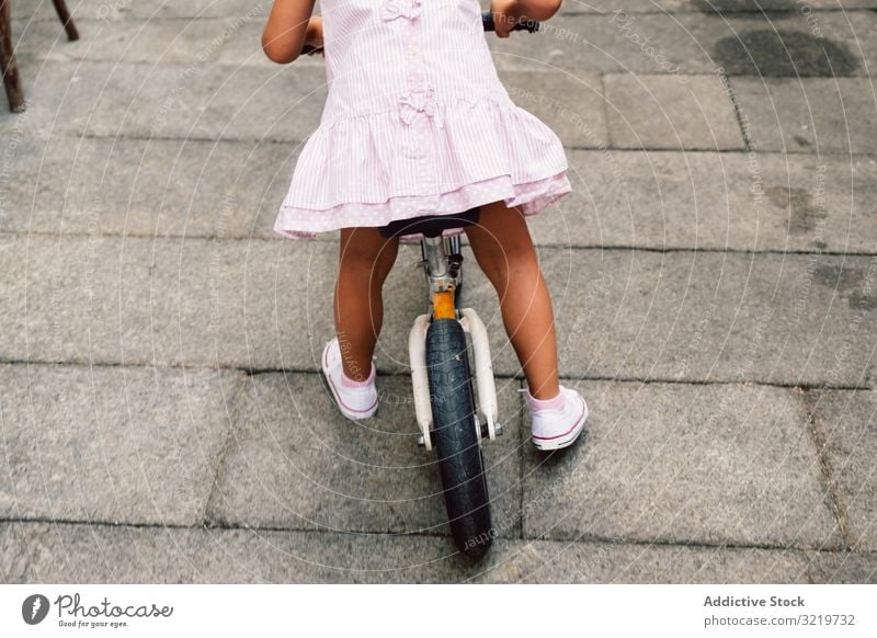 Mädchen auf dem Fahrrad in enger Straße Lächeln Sommer Glück Spaß Sport Großstadt heiter Tag aktiv Kindheit urban Radfahrer Reiten Feiertag Lifestyle freudig