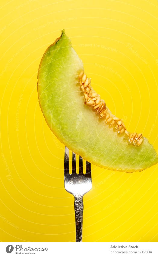 Melonenstück auf glänzender Gabel aufgereiht Scheibe geschmackvoll Frucht lecker Minimalismus Sommer natürlich Gesundheit frisch saftig organisch Diät essen