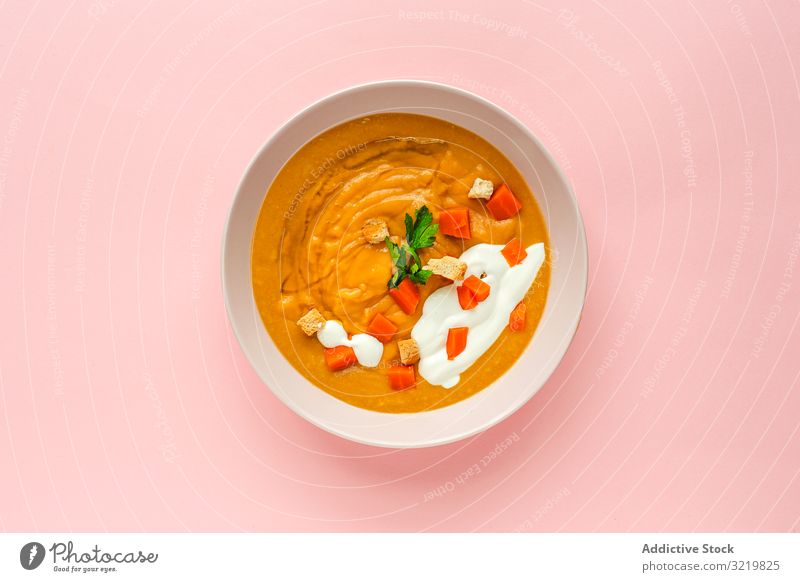 Orangen-Gemüsecreme mit Möhren- und Kräuterscheiben Sahne Suppe geschmackvoll Veggie Ernährung orange rund Mahlzeit Lebensmittel lecker Vegetarier Feinschmecker