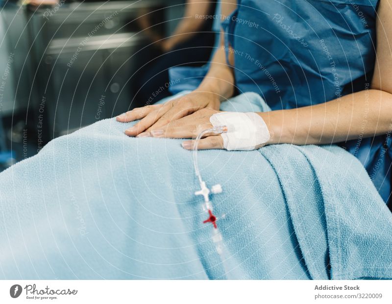 Frau sitzt mit Katheter in der Hand geduldig Aufguss Nadel intravenös medizinisch Pflege Anästhesie Medizin Behandlung Flüssigkeit Röhren iv Erwachsener Sitzen