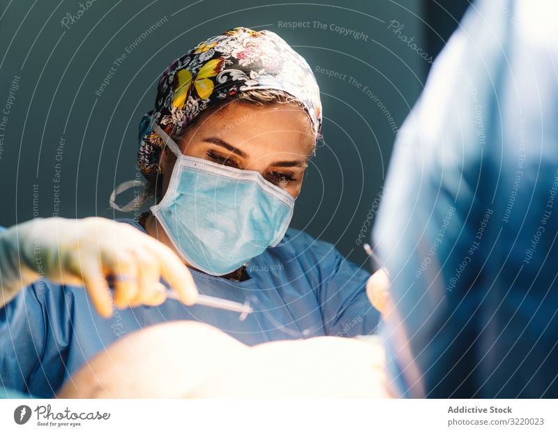 Mediziner bei Brustoperationen Arzt Chirurgie Operation Mamma-Plastik Krankenhaus geduldig Kunststoff Erwachsener Menschen professionell konzentriert