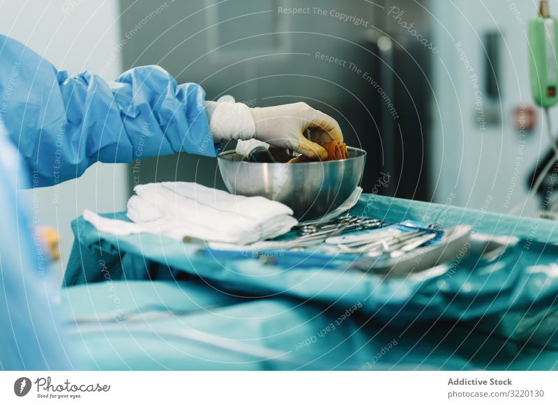 Krankenschwester drückt Schwamm in Desinfektionslösung Hand Jod Chirurgie Krankenpfleger Medizin Arzt Spritze Krankenhaus medizinisch Behandlung Erwachsener