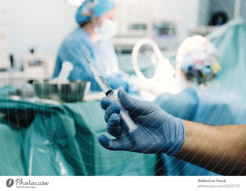 Krankenschwester mit einer mit Medikamenten gefüllten Spritze Hand Einspritzung Arzt Krankenpfleger Krankenhaus Aufguss Chirurgie Medizin medizinisch Behandlung