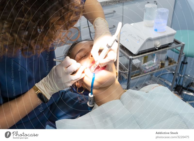 Zahnarzt macht Injektion mit Spritze im offenen Mund des Patienten auf dem Stuhl geduldig Einspritzung Behandlung arbeiten Medizin Dentalwerkzeug Gewebe Klinik
